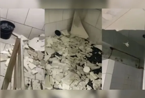O desabamento atingiu o banheiro da área de alojamento, danificando pias, chuveiros e parte do piso
