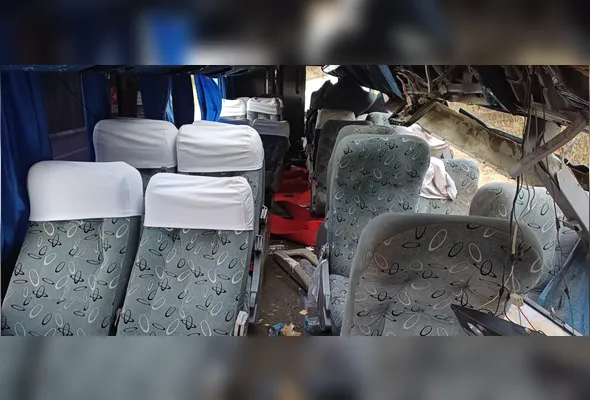 Ônibus tombou e ficou completamente destruído.