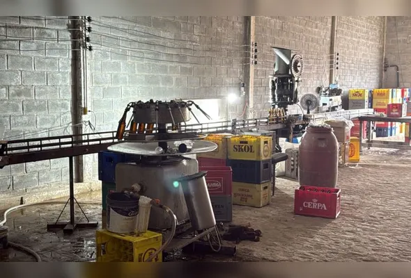 Cerca de 40 mil litros de álcool, além de equipamentos usados na fabricação ilegal também foram apreendidos