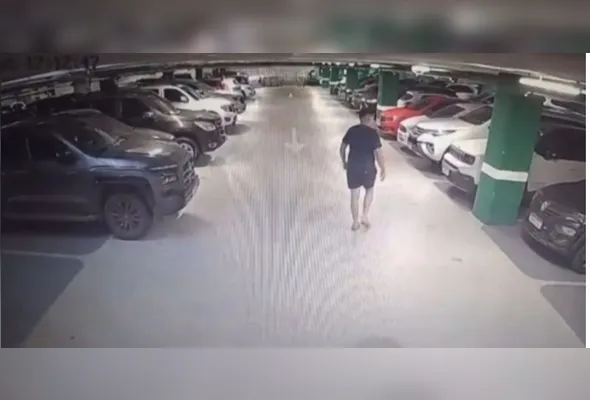 Imagens da câmeras de segurança mostram homem circulando e observando atentamente os carros estacionados