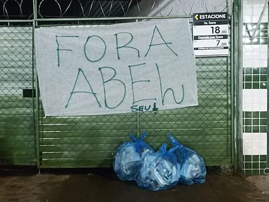 Imagem ilustrativa da imagem Torcida do Palmeiras protesta após eliminação: ‘Fora, Abel’, ‘cabeça cheia, fralda vazia’