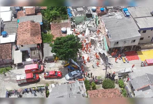 Imagens do local do desabamento das casas, que deixou 2 pessoas mortas e dez feridas, no bairro de Ouro Preto, em Olinda, Região Metropolitana do Recife.
