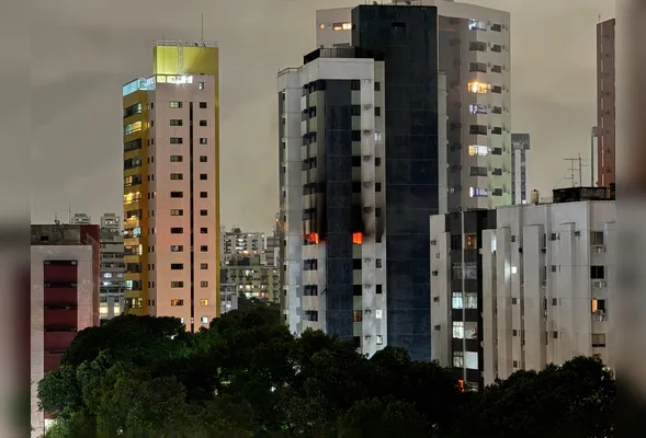 Imagem ilustrativa da imagem VÍDEO: Incêndio atinge prédio residencial no Bairro do Espinheiro, no Recife