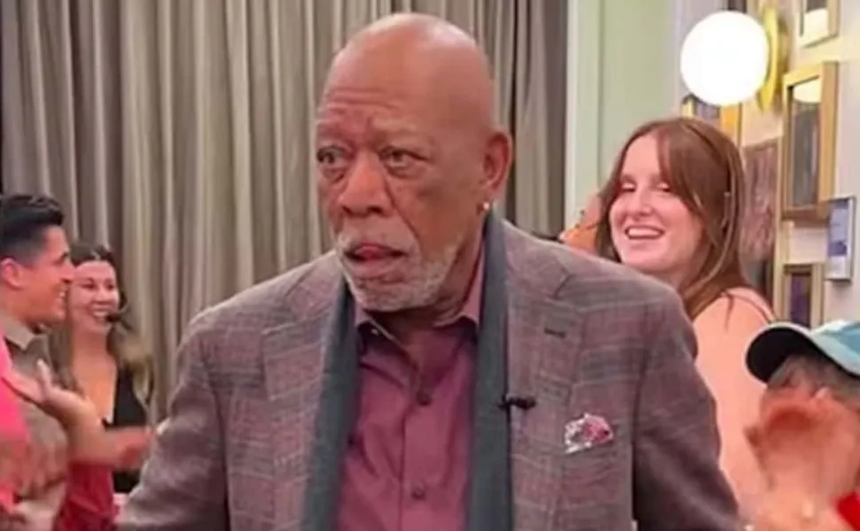 Morgan Freeman aparece na TV e fãs apontam fragilidade física e confusão  mental | Tribuna Online