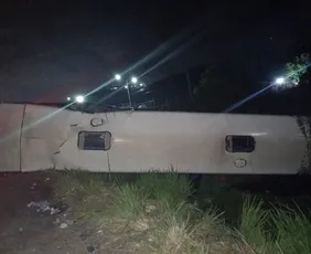 Imagem ilustrativa da imagem Acidente entre carreta e ônibus deixa feridos na BR-232, em Moreno