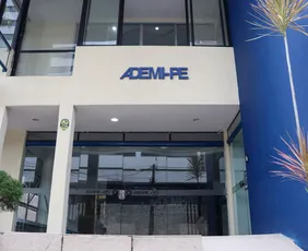 Imagem ilustrativa da imagem Ademi-PE discute segurança para carregadores de carros elétricos em prédios