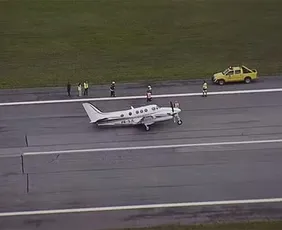 Imagem ilustrativa da imagem Avião com sete pessoas a bordo tomba ao pousar no Aeroporto da Pampulha