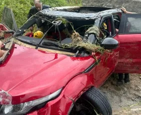 Imagem ilustrativa da imagem Bebê e casal de estrangeiros são encontrados mortos após carro de luxo ser arrastado por enxurrada