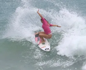 Imagem ilustrativa da imagem Brasileira é atingida por água-viva em eliminação do Mundial Júnior de Surfe