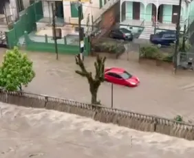 Imagem ilustrativa da imagem Dois homens desaparecem após terem carros arrastados por enxurradas em SP e no RJ