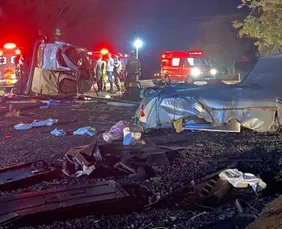 Imagem ilustrativa da imagem Colisão de caminhão e van deixa 5 mortos em rodovia no RS