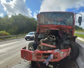 Imagem ilustrativa da imagem Colisão entre caminhões deixa um ferido na BR-101, em Igarassu