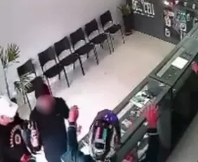Imagem ilustrativa da imagem Comerciante reage a assalto em loja em Curitiba; suspeito e cliente morrem