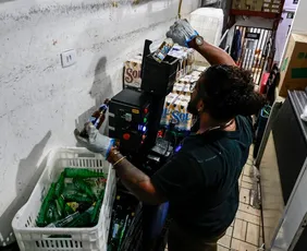 Imagem ilustrativa da imagem Descarte correto de garrafas é fundamental; projetos podem contribuir para segurança