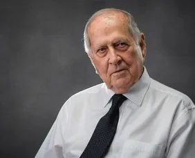 Imagem ilustrativa da imagem Do papel preso à gravata de Raymundo da Fonte nasceram fábricas e um legado inteiro