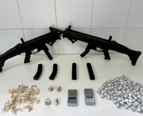 Imagem ilustrativa da imagem Homem é preso com metralhadoras e drogas em Jaboatão dos Guararapes