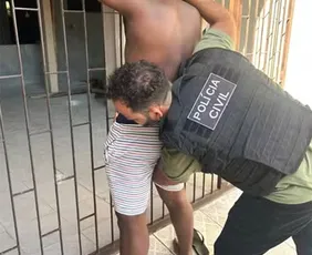 Imagem ilustrativa da imagem Homem é preso em SC por golpe virtual que usava perfis falsos do ator The Rock para enganar vítimas