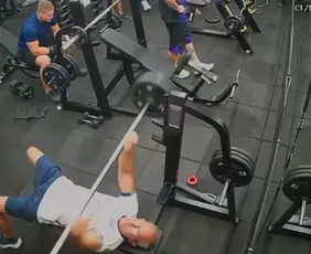 Imagem ilustrativa da imagem Homem morre após ser atingido no peito por barra de supino durante exercício em academia