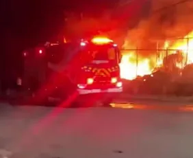 Imagem ilustrativa da imagem Incêndio atinge depósito com materiais recicláveis na Serra