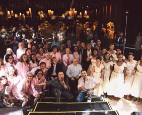 Imagem ilustrativa da imagem Jovens em tratamento contra o câncer celebram a vida em grande baile de debutantes