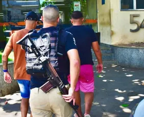 Imagem ilustrativa da imagem Líder de milícia na Baixada Fluminense e policial civil são presos suspeitos de vazarem operações