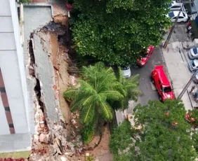 Imagem ilustrativa da imagem Marquise de prédio residencial desaba no bairro do Espinheiro, no Recife