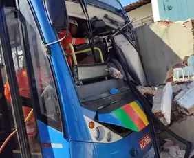 Imagem ilustrativa da imagem VÍDEO: Motorista de ônibus fica ferido após tentativa de assalto em Boa Viagem
