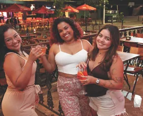 Imagem ilustrativa da imagem Noitada sem fim: jovens mantêm viva a tradição de curtir a noite