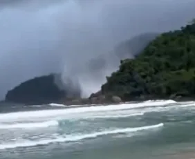 Imagem ilustrativa da imagem O que é tromba d’água: Fenômeno assusta moradores e turistas de Paraty neste domingo
