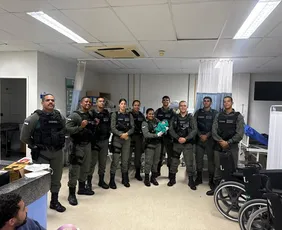 Imagem ilustrativa da imagem PMs ajudam passageira de aplicativo em trabalho de parto na Várzea