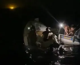 Imagem ilustrativa da imagem Passageira tem fratura na coluna após batida entre lanchas; barco afundou