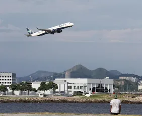 Imagem ilustrativa da imagem Prefeito do Rio critica mudanças em voos para o Santos Dumont; Anac rebate