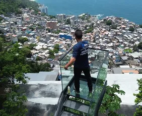 Imagem ilustrativa da imagem Prefeitura do Rio remove escada com ‘vista instagramável’ por risco de desabamento