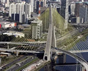 Imagem ilustrativa da imagem Proteção de avenida perfura carro em acidente na Zona Sul em SP