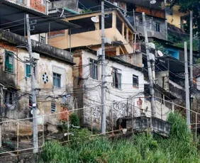 Imagem ilustrativa da imagem Quase 20% da população de favelas vivem em vias onde não passam carros