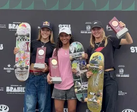 Imagem ilustrativa da imagem Rayssa Leal resolve na 1ª volta e é pentacampeã do STU Rio de skate street