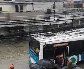 Imagem ilustrativa da imagem Resgate de bote e passageiros ilhados em ônibus: veja imagens do caos no Rio após temporal