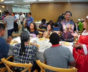 Imagem ilustrativa da imagem Senac abre portas do restaurante escola para ceia natalina a pessoas pobres