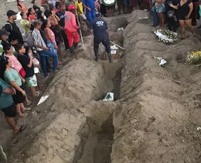 Imagem ilustrativa da imagem Comoção no Recife no enterro de mãe e quatro filhos mortos pelo marido