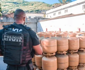 Imagem ilustrativa da imagem Traficantes do Comando Vermelho danificam rede de gás para vender botijões acima do valor no Rio
