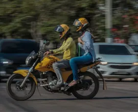 Imagem ilustrativa da imagem Uber e 99 adiam estreia de mototáxi e prometem ir à Justiça contra novas regras