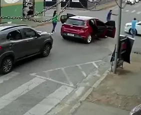 Imagem ilustrativa da imagem VÍDEO: Viatura descaracterizada, atenção de curiosos: como foi ação que prendeu sequestradores em MG