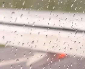 Imagem ilustrativa da imagem Vídeo: Turbina de avião pega fogo antes de decolagem em Santa Catarina: ‘Fiquei com muito medo’