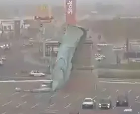 Imagem ilustrativa da imagem Vídeo: estátua de loja da Havan desaba durante ventania no Rio Grande do Sul