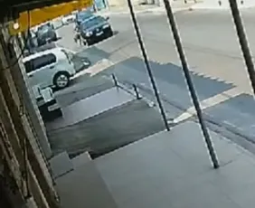 Imagem ilustrativa da imagem Vídeo: homem é preso suspeito de tentar matar a própria filha ao arrastá-la com carro em movimento