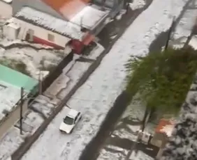 Imagem ilustrativa da imagem Vídeos: chuva de granizo em Ponta Grossa deixa ruas e telhados ‘cobertos de neve’