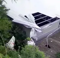 Imagem ilustrativa da imagem Avião de pequeno porte cai em galpão de oficina em Guarapari, no Espírito Santo