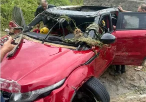 Imagem ilustrativa da imagem Bebê e casal de estrangeiros são encontrados mortos após carro de luxo ser arrastado por enxurrada