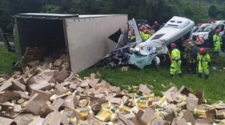 Imagem ilustrativa da imagem Carreta tomba sobre van e deixa ao menos seis pessoas mortas no Paraná