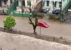 Imagem ilustrativa da imagem Dois homens desaparecem após terem carros arrastados por enxurradas em SP e no RJ